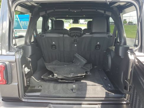Used 2025 Jeep Wrangler Unlimited Rubicon AWD/4WD image 7