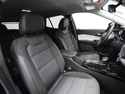 Used 2025 Chevrolet Trax LT w/ LT Convenience Package FWD image 16