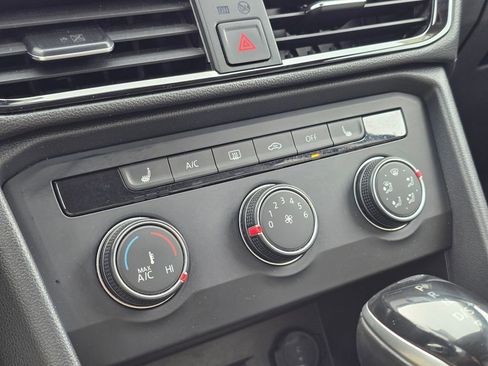 Used 2022 Volkswagen Taos SE image 32