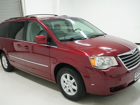 Used 2010 Chrysler Town & Country Touring image 3