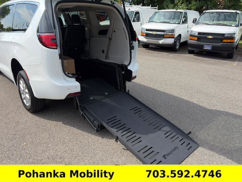 Used 2024 Chrysler Pacifica Touring-L FWD image 9