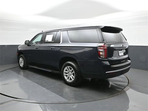 Used 2022 Chevrolet Suburban LT w/ Luxury Package image 5