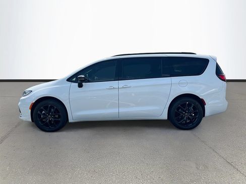 New 2026 Chrysler Pacifica Limited w/ S Appearance Package AWD/4WD image 4