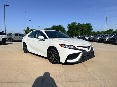 Used 2022 Toyota Camry SE FWD image 3