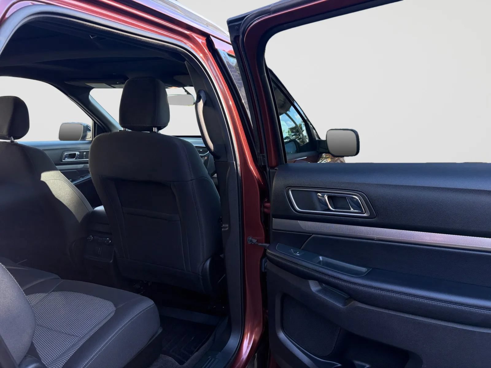 Used 2018 Ford Explorer XLT w/ Equipment Group 201A AWD/4WD image 18