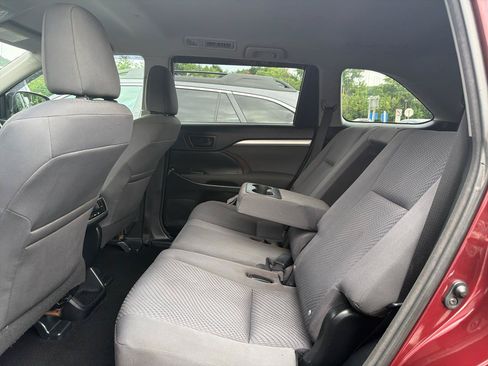 Used 2015 Toyota Highlander LE AWD/4WD image 19