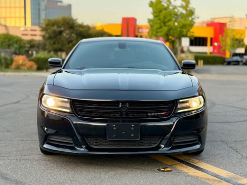 Used 2018 Dodge Charger SXT w/ Blacktop Package image 3