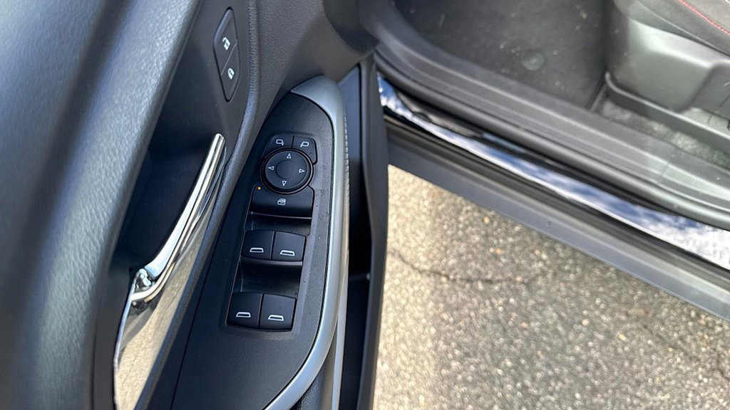 Used 2025 Chevrolet Trax RS FWD image 12