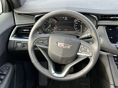 New 2025 Cadillac XT6 Luxury image 17