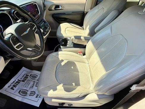 Used 2021 Chrysler Pacifica Touring-L FWD image 10