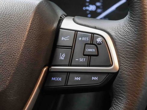 Used 2021 Toyota Sienna XLE FWD image 18