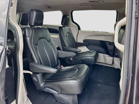Used 2023 Chrysler Pacifica Touring-L FWD image 27