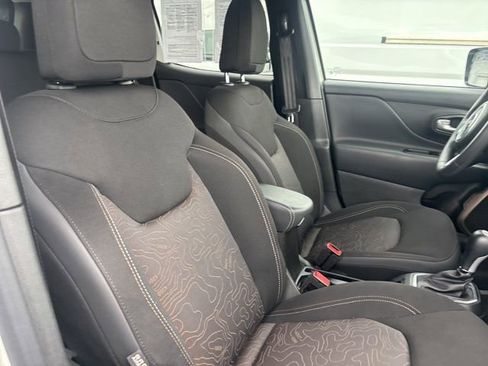 Used 2023 Jeep Renegade Latitude AWD/4WD image 10