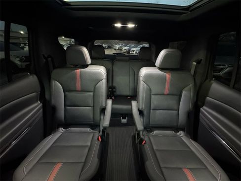 Used 2024 Chevrolet Traverse RS image 23