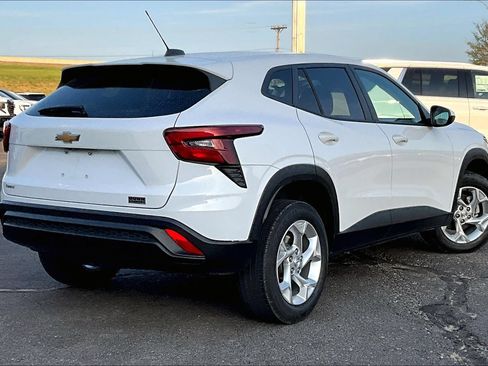 Used 2024 Chevrolet Trax LS w/ LS Convenience Package FWD image 2