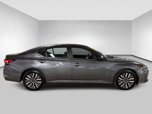 Used 2025 Nissan Altima 2.5 SV image 4