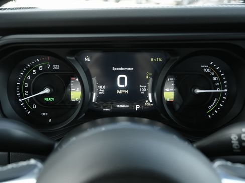 Used 2025 Jeep Wrangler Unlimited Sahara w/ Safety Group AWD/4WD image 9