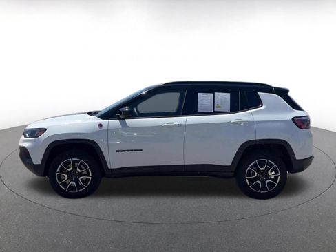 Used 2025 Jeep Compass Trailhawk AWD/4WD image 9