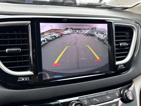 Used 2023 Chrysler Pacifica Touring-L FWD image 30