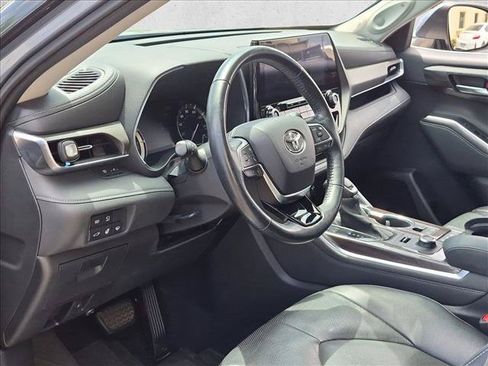 Used 2021 Toyota Highlander Limited AWD/4WD image 9