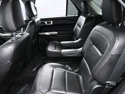 Used 2022 Ford Explorer XLT w/ Equipment Group 202A image 12