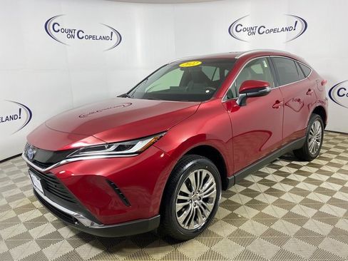 Certified 2022 Toyota Venza XLE image 3