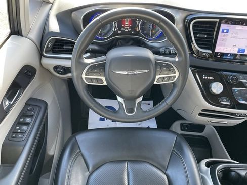 Used 2023 Chrysler Pacifica Touring-L image 36
