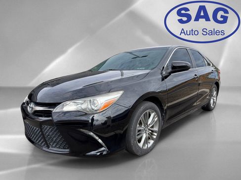 Used 2017 Toyota Camry SE w/ Moonroof Package FWD image 5
