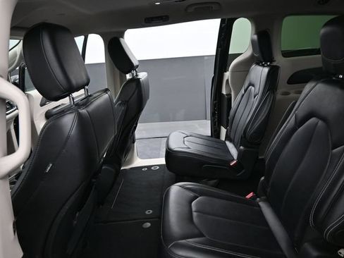 Used 2024 Chrysler Pacifica Touring-L FWD image 14