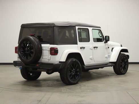 Used 2022 Jeep Wrangler Unlimited Sahara w/ Cold Weather Group image 8