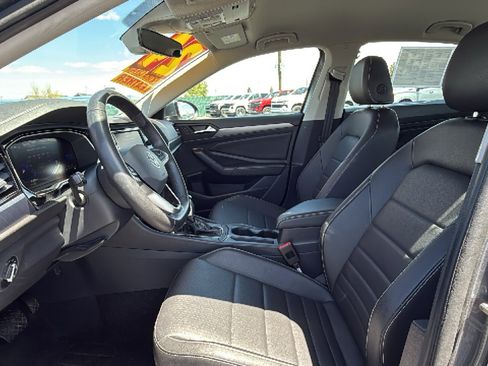 Used 2024 Volkswagen Jetta SE FWD image 28