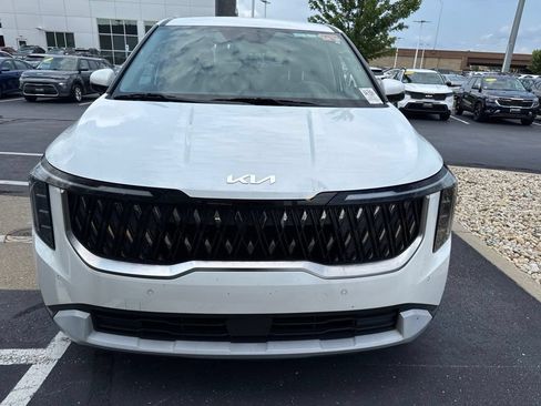 Used 2025 Kia Carnival FWD image 1