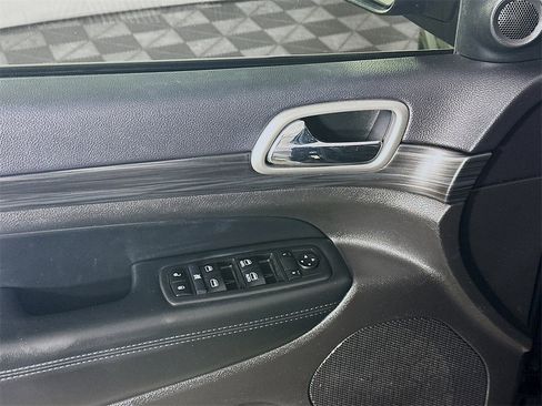 Used 2019 Jeep Grand Cherokee Altitude image 25
