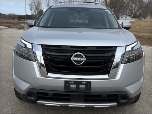 Certified 2025 Nissan Pathfinder SL w/ SL Premium Package image 3