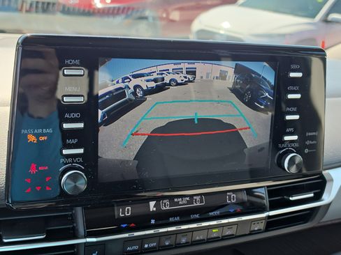 Used 2022 Toyota Sienna XLE FWD image 25