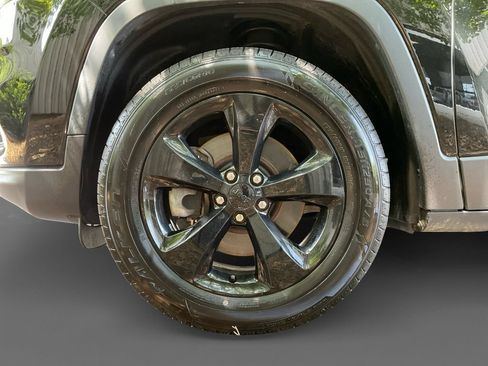 Used 2019 Jeep Cherokee Latitude Plus AWD/4WD image 15