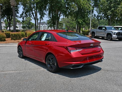 Used 2022 Hyundai Elantra SEL FWD image 3