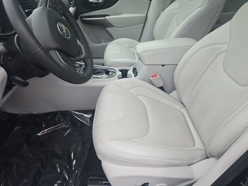 Used 2022 Jeep Cherokee Limited AWD/4WD image 31