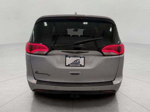 Used 2020 Chrysler Pacifica Touring-L FWD image 25