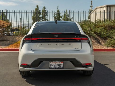 Used 2024 Toyota Prius XLE FWD image 9