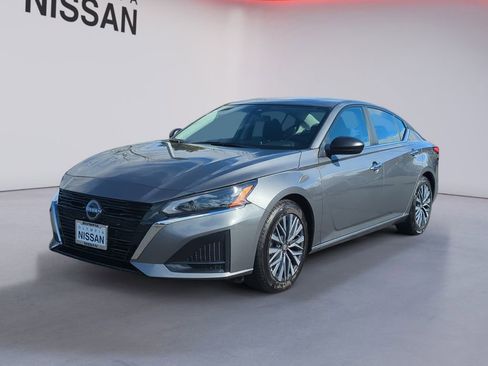 Certified 2025 Nissan Altima 2.5 SV image 1