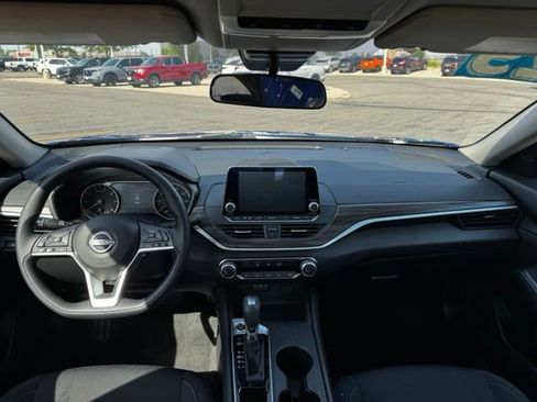 Used 2025 Nissan Altima 2.5 SV FWD image 14