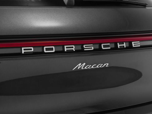 Used 2025 Porsche Macan image 19