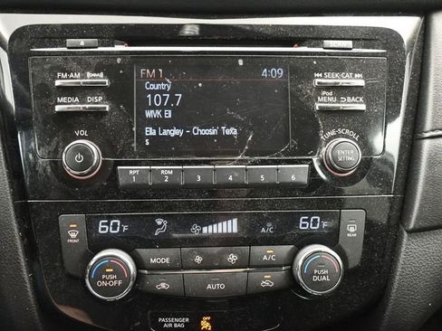 Used 2017 Nissan Rogue SV w/ SV Family Package image 18