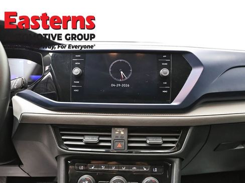 Used 2024 Volkswagen Taos SE FWD image 12