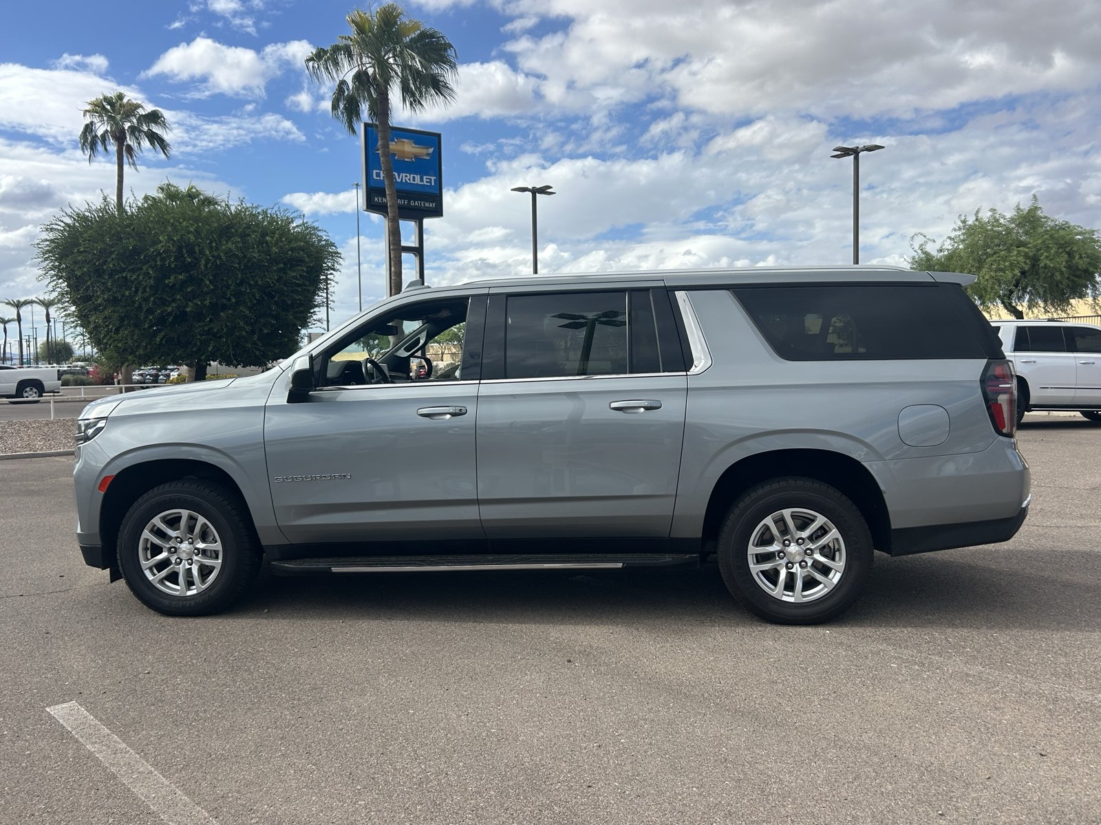 Used 2024 Chevrolet Suburban LT RWD image 2
