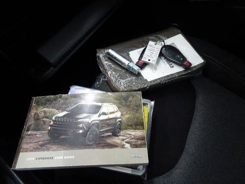 Used 2018 Jeep Cherokee Latitude w/ Altitude Package image 43