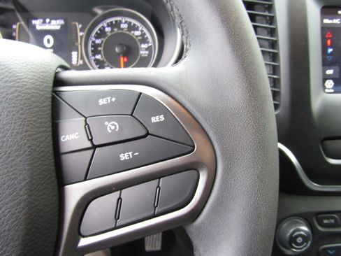 Used 2020 Jeep Cherokee Latitude Plus image 20