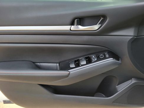 Used 2025 Nissan Altima 2.5 SR w/ SR Premium Package image 21