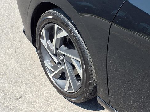 Used 2025 Hyundai Elantra Limited FWD image 25